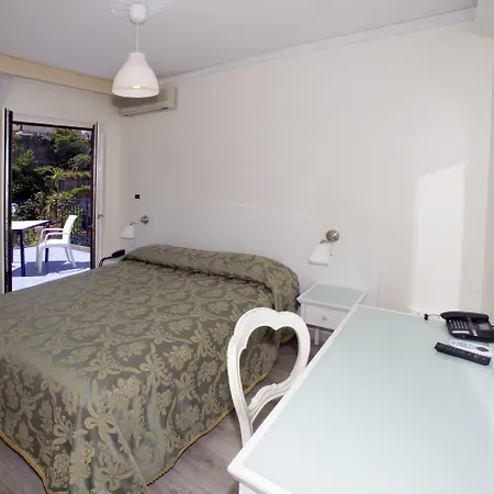 Отель Oriente Вико-Экуенсе